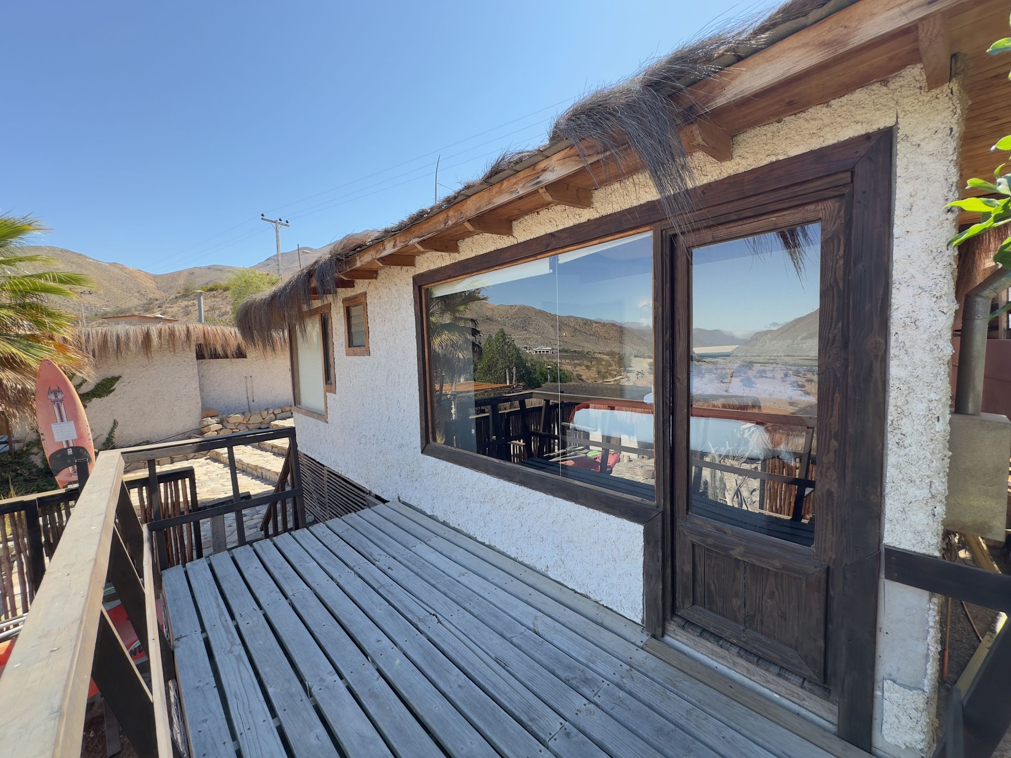 Terraza de la cabaña con vista al embalse