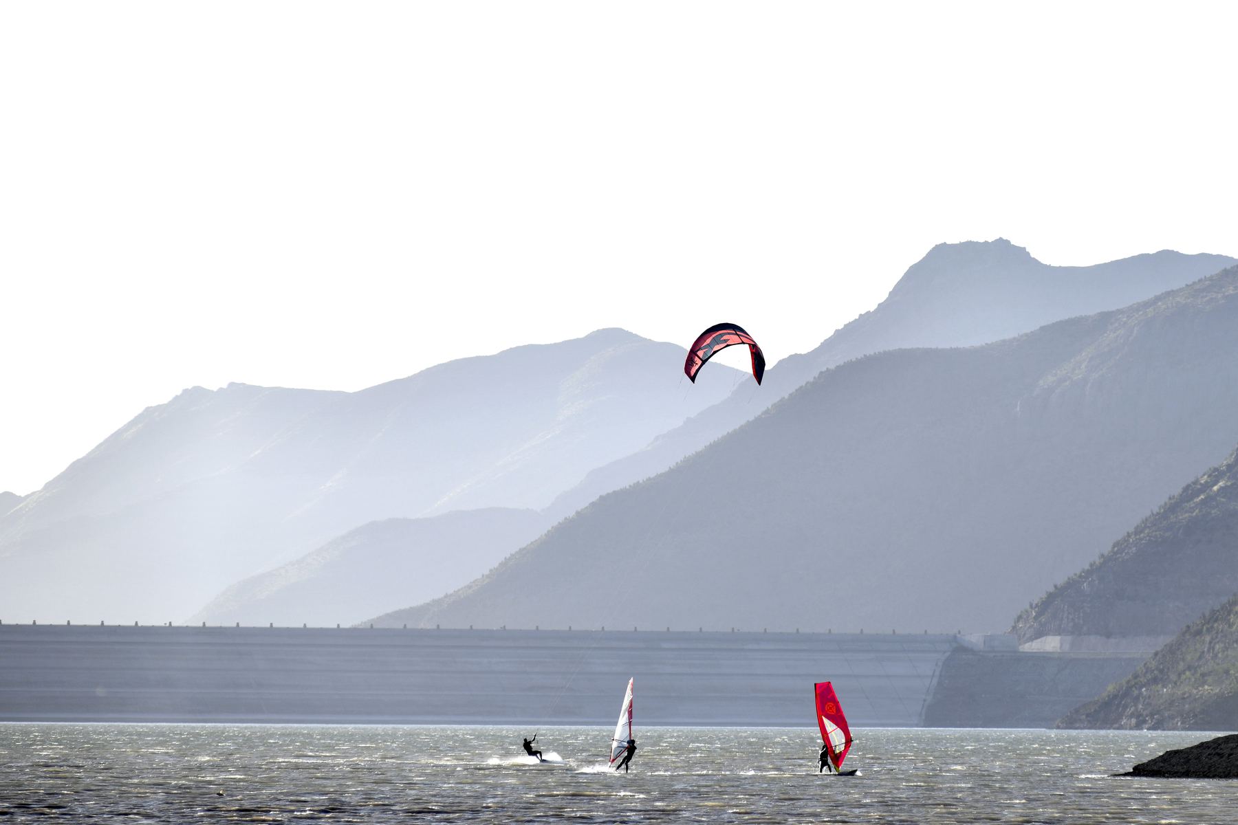 Deportes náuticos frente a las montañas
